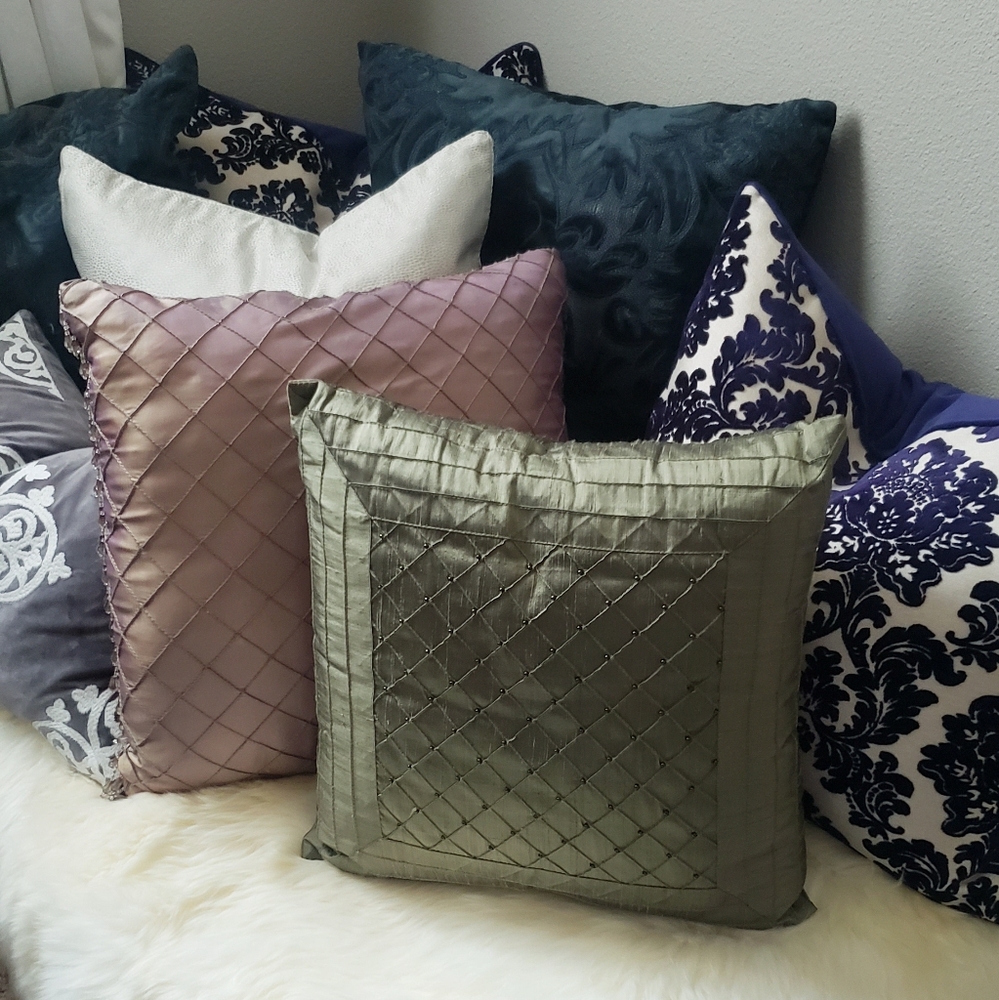 2x Silk Style Accent Pillows - Picture 10 of 16